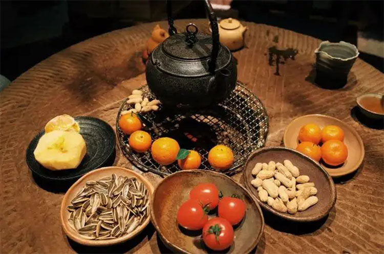 圍爐煮茶：起一爐火，煮兩碗茶，聊三餐四季，話五谷豐登(圖1)