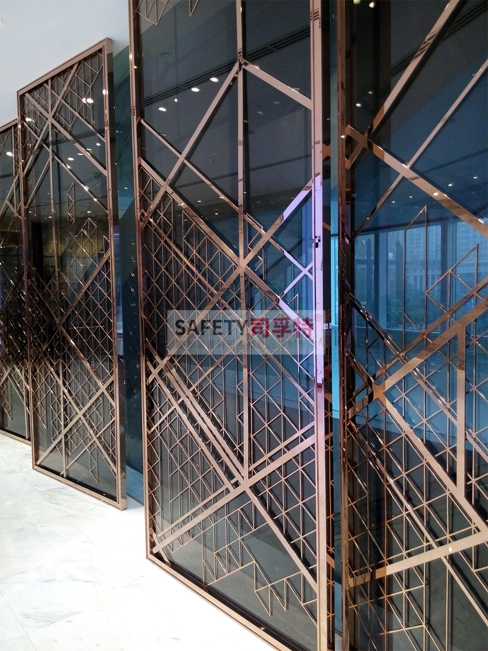 金屬屏風(fēng)（不銹鋼屏風(fēng)、鋁雕屏風(fēng)）安裝過程和步驟講解(圖2)